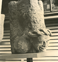 F003347 Turfstenen 14e eeuws kapiteeltje van een hoofd met gevlochten haar, afkomstig van een onbekend gebouw.