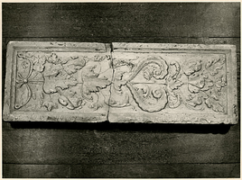 F003348 Zandstenen 17e eeuws bouwfragment van een lijst met staande bladmotieven, afkomstig van een onbekend gebouw.