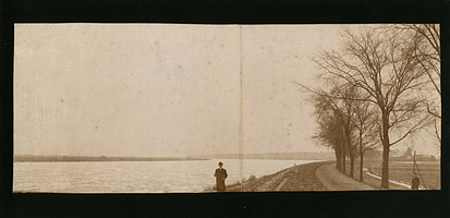 F003355 De IJsseldijk met zaagmolen De Eendracht. Deze molen in in 1904 afgebroken, en op ongeveer dezelfde plek staat ...