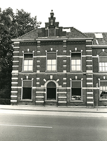 F003924 Linkerzijde van de voorgevel van de voormalige sigarenfabriek Indiana aan de IJsselkade voor de restauratie.