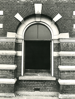 F003925 Raam met gaas aan de voorzijde van het gebouw Indiana aan de IJsselkade voor de restauratie.