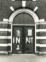 F003930 Hoofdingang aan de voorzijde van de voormalige sigarenfabriek Indiana aan de IJsselkade voor de restauratie..