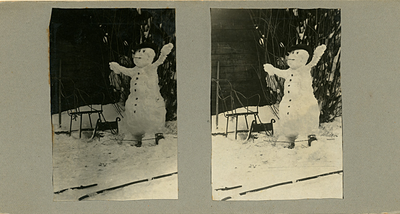 F010810 Winter, februari 1916, een sneeuwpop met slee in een tuin aan de Vloeddijk nr. 144.