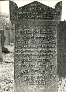 F004085 Grafsteen van Izaak Polak, onderwijzer, overleden 16 april 1873, oud 72 jaar. Gedenksteen van het graf van hem, ...