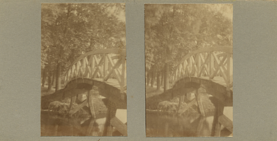F010814 Het hooge brugje over de Trekvaart in IJsselmuiden, de brug heeft na 1901 deze vorm gekregen i.p.v. de daarvoor ...