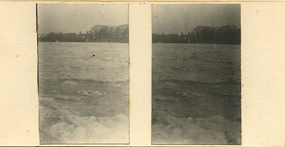 F010816 De winter van 1917, de IJssel nabij de brug is in zijn geheel dicht gevroren, op de foto is de brug aan de ...