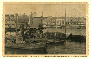 F010824 Beroepsvaart aan de IJsselkade nabij de IJsselbrug, aan de overzijde de Spoorkade.