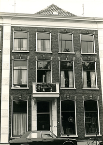 F010826 De gehele voorgevel van de woning aan De la Sablonièrekade nr. 2.