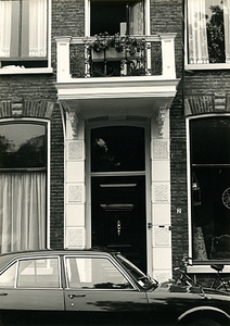 F010827 De voordeur van de woning aan De la Sablonièrekade nr. 2.