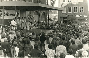F013428 Grote belangstelling bij de judo demonstratie van Jetze van Dijk (links op het podium met baard) op de Plantage ...