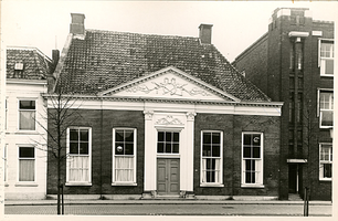 F000499 Een der gebouwen van de Verenigde Gasthuizenaan de Burgwal.Dit pand heeft tot 1940 dienst als secretarie voor ...