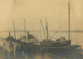 F009108 De Zeester aan de kade in Kampen. Achter de mast op het middendek rechts zijn vaag de kalkovens aan het ...