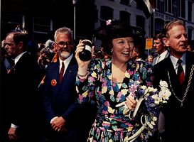 F005585 Bezoek van de koninklijke familie aan Kampen. links van de koningin, de voorzitter van de Kamper Oranje ...