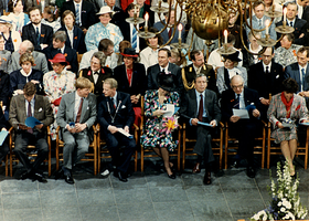 F005028 Leden van de Koningklijke familie tijdens een concert in de Bovenkerk tijdens het bezoek van de koninklijke ...