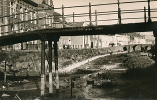 F006222 Renovatie van de Burgel, de gracht wordt over de gehele lengte aan beide zijden smaller gemaakt, op deze foto ...