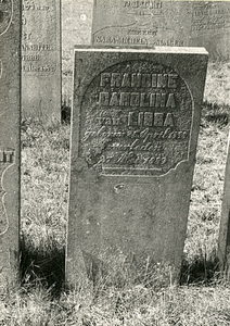 F004090 Grafsteen van Francine Carolina van Lissa, geboren 26 april 1888, overleden 27 mei 1889 - geen Hebreeuwse tekst -.