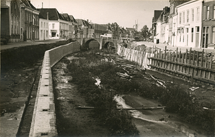 F006225 Vordering van de renovatie van de Burgel, op deze foto ter hoogte van Vloeddijk kazerne tot aan de Cellesbrug ...