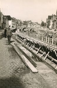 F006226 Renovatie van de kademuren van de Burgel, op deze foto ter hoogte van Vloeddijk kazerne de bewapening voor het ...