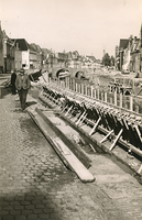 F006226 Renovatie van de kademuren van de Burgel, op deze foto ter hoogte van Vloeddijk kazerne de bewapening voor het ...