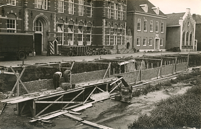 F006227 Renovatie van de stadgracht de Burgel, voor de Vloeddijk kazerne wordt de kademuur opnieuw opgemetseld, ...