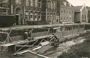 F006227 Renovatie van de stadgracht de Burgel, voor de Vloeddijk kazerne wordt de kademuur opnieuw opgemetseld, ...