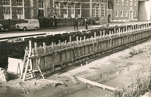 F006228 Renovatie van de Burgel, hier voor de Vloeddijk kazerne staat de nieuw gemetselde kademuur op de bodem van de ...