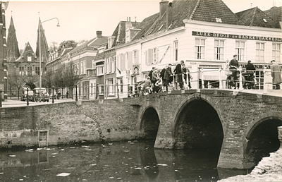 F006230 De Cellebroedersbrug voor de renovatie van de Burgel, de gracht is over de gehele lengte smaller gemaakt, ...