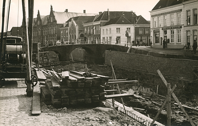 F006233 Renovatie van de Burgel, de nieuwe kademuren zijn geplaatst op de bodem van de stadsgracht De Burgel, de ...