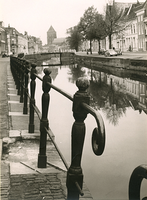 F006246 De oude reling aan de Vloeddijk zijde, na de renovatie van de stadsgracht Burgel is het hekwerk verdwenen, in ...