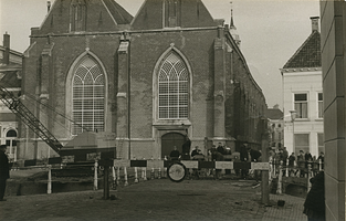 F006252 Renovatie van de Burgel, begin van de sloop van de Broederbrug, op de achtergrond de Broederkerk.