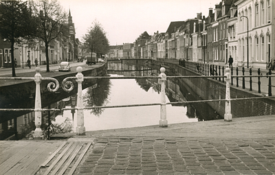 F006249 Een foto van hoe het was vóór de renovatie van de Burgel, de oude bruggen, kade's en de reling aan de zijde van ...