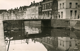 F006250 De huizen aan de Vloeddijk en de oude Broederbrug, deze brug is bij de renovatie van 1957-1962 vervangen door ...