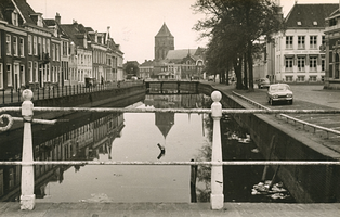 F006251 Uitzicht over de Burgel vóór de renovatie vanaf de Broederbrug,deze brug, en de wat verop gelegen Meeuwenbrug ...