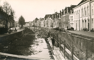 F006254 Renovatie van de Burgel, links de Burgwal, rechts de Vloeddijk, men is bezig met het bouwen van de nieuwe ...