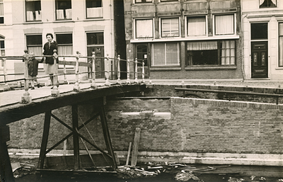 F006256 Renovatie van de Burgel, de oude Morrenbrug en de nieuwe kademuur is gemetseld. Tussen de twee panden loopt de ...