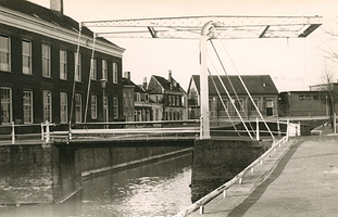 F006258 De Kalverhekkenbrug, het gebouw links is gebouwd als Militair-Hospitaal, en dat is als zodanig gebruikt tot ...