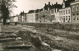 F006257 Renovatie van de Burgel, de oude kademuur, ter hoogte van de Nieuwe Markt wordt blootgelegd en afgebroken, aan ...