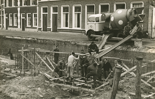 F006262 Renovatie van de Burgel, het beton voor de fundatie van de kademuur wordt gestort.