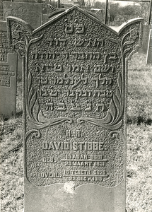 F004067 Grafsteen van David Stibbe, geboren 23 maart 1831 (15 Adar (5)591) overleden 22 december 1915 (15 Tebeth ...