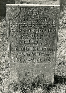 F004094 Grafsteen van Reinier Leonard Stibbe, geboren 16 september 1870, - H(ier is) b(egraven) het kind R p' l, zoon ...