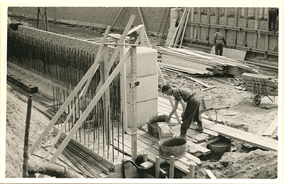 F006268 Renovatie van de Burgel, metselaars bouwen de peilers op de betonnen fundering voor de nieuwe Broederbrug.