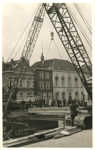 F006274 Renovatie van de Burgel. De bouw van de nieuwe Broederbrug, de betonnen dekdelen voor worden geplaatst.