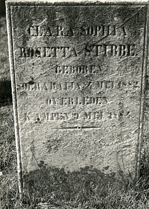 F004095 Grafsteen van Clara Sophia Rosetta Stibbe, geboren te Soerabaja 4 mei 1882 (zeer slecht leesbaar), overleden te ...