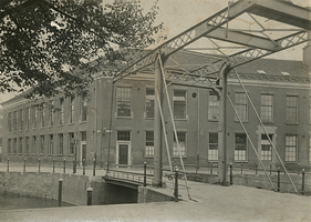 F006282 De oude Kalverhekkenbrug en de Gemeentelijke Nijverheidsschool aan de Vloeddijk nr. 159.