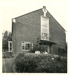 F006283 De voorgevel met hoofdingang van de Hanzeschool aan de Rondweg nr. 1.
