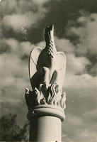 F006289 Bovenste gedeelte van het herdenkingsmonumentmonument aan De laSablonierekade. Dit gedeelte van de IJsselkade ...