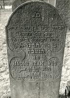 F004096 Grafsteen van Jacob Izak Vos, geboren 12 mei/27 Ijar 5618, overleden 2 mei/20 Ijar 5656 - H(ier is) b(egraven) ...