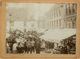 F002698 Nieuwe Markt (ontstaan in 1627) tijdens marktdag, op de achtergrond staat het Heilige Geestgasthuis dat in 1897 ...