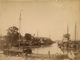 F000275 De Buitenhaven, aangelegd in 1867, met op de voorgrond de 'Noordweg'. Het lange gebouw achter het veerhuis, bij ...