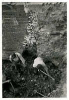 F005950 Het afgraven van de kademuur aan de Burgwal wordt gekeken naar de toestand van de funderingen nabij de ...